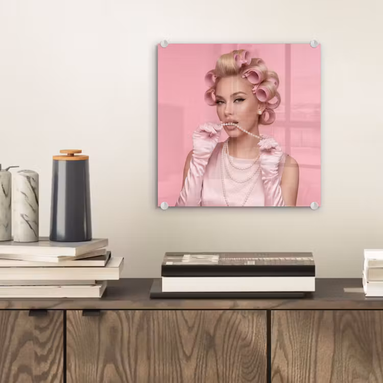 Glas schilderij - Vrouw - Roze - Parelketting - Krulspelden — 2
